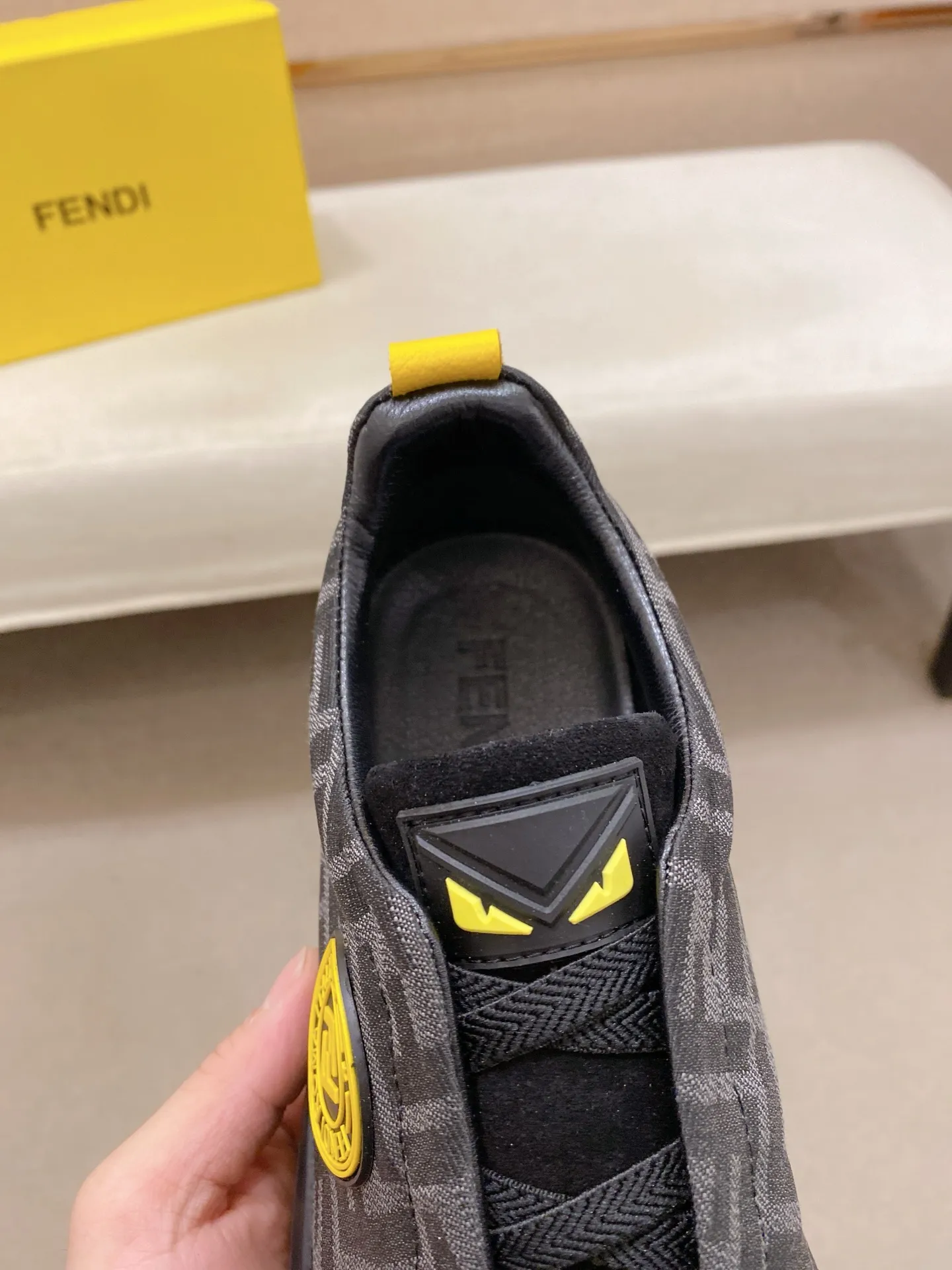 Factory price 400💰 (fendi) New style 👊🏻 upper 🇮🇹 imported cowhide fabric 🇩🇪 lining imported sheepskin lining. The original outsole is molded to highlight the identity of every man, and the upper foot is elegant and stable🚶🏻🚶🏻The high-end custom counters reproduce the original version📯No matter the wind or rain, the shoe last remains unchanged and can withstand the verification of time🔍️,🔵 Size: 38-44